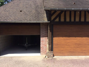 Pose d'une porte de garage ton bois à Lisieux, Calvados