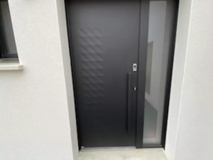 Pose d'une nouvelle porte d'entrée en aluminium en Normandie