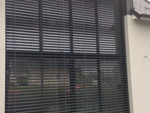 Pose d'un brise soleil orientable à Vire, Calvados