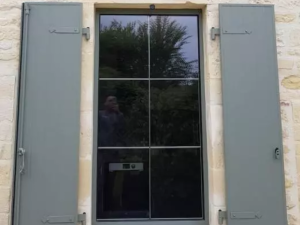 Pose de volets battants isolés et de fenêtres en aluminium sur maison en pierre de Caen à Bayeux, Calvados
