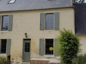 Pose de volets battants isolés et de fenêtres en aluminium sur maison en pierre de Caen à Bayeux, Calvados