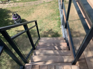 Mise en place d'un garde corps vitré pour une terrasse sur pilotis à Ouistreham