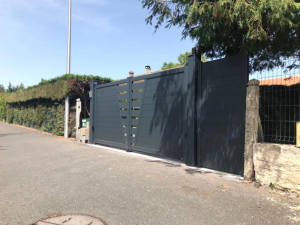 Installation d’un portail battant et d'une clôture par l’agence Logikinov de Fleury sur Orne