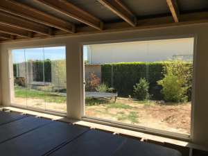 Pose d’une paroi vitrée Sunflex par les équipes Logikinov
