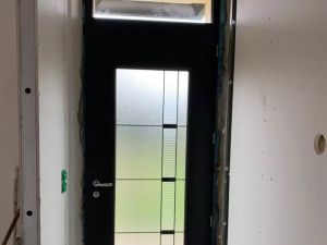 Pose d'une porte d'entrée acier couleur noire à Pont l'Evêque