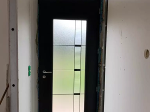 Pose d'une porte d'entrée acier couleur noire à Pont l'Evêque