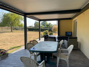 Installation d’une pergola à lames orientables par l’agence de Fleury sur Orne