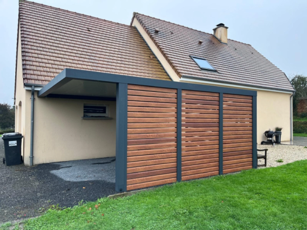 Installation d’un carport en imitation bois dans la Manche