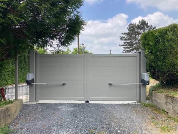 Installation d’un portail avec portillon et d’une porte de garage en Normandie