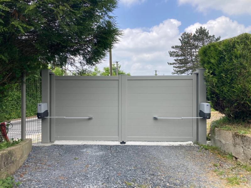 Installation d’un portail avec portillon et d’une porte de garage en Normandie