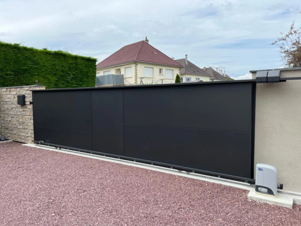 Installation d’un portail coulissant à Agneaux par l’agence de St Lô