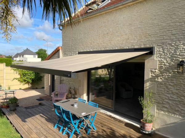 Installation d'un store banne solaire Brustor à Chicheboville