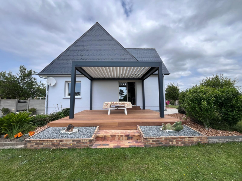 Installation d’une pergola avec une terrasse en bois pour une maison à St Lô - Saint-Lo - Manche