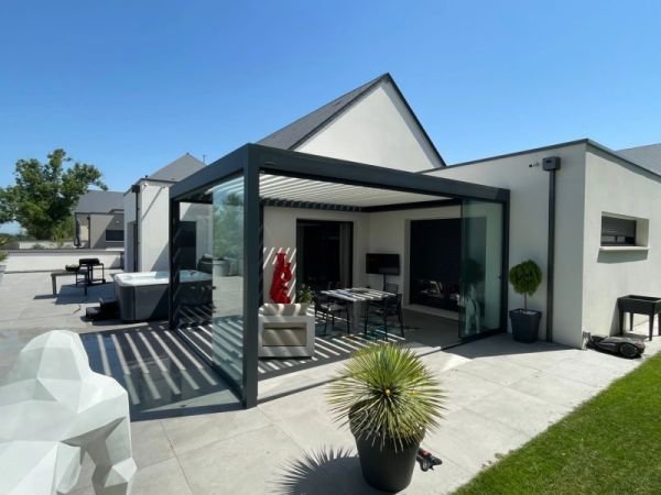 Installation d'une pergola B200 XL avec vitrage à Éterville