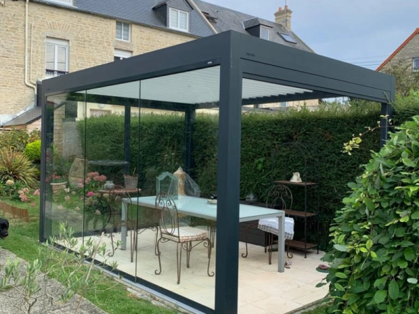 Installation d’une pergola bioclimatique Brustor - Manche - Normandie