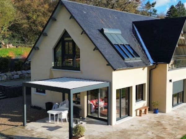 Installation d’une pergola Brustor B200 XL et de volets roulants près de Pont l’Évêque