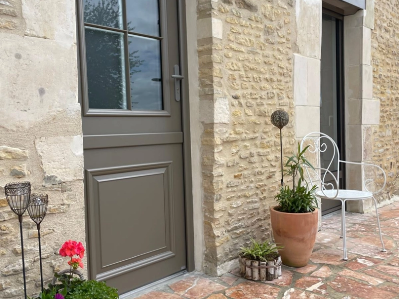 Installation d’une porte d’entrée et de fenêtres en aluminium dans le Pays d’Auge - Caen - Calvados