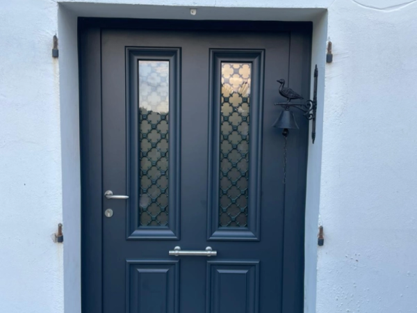 Installation d’une porte d'entrée grise Bel’m en Normandie