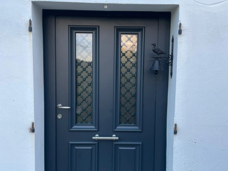 Installation d’une porte d'entrée grise Bel’m en Normandie