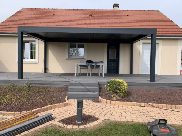 Installation d'une terrasse composite avec pergola bioclimatique dans la Manche