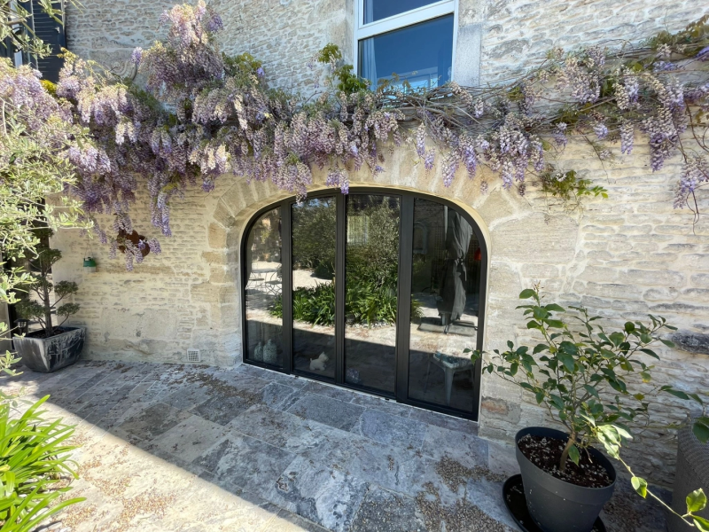 Installation de fenêtres en aluminium Bochassy et baie cintrée à Colleville-Montgomery