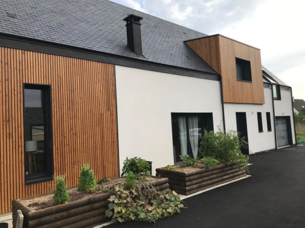 Installation de fenêtres, porte de garage, porte d’entrée, portail et volets roulants sur une maison neuve à Caen