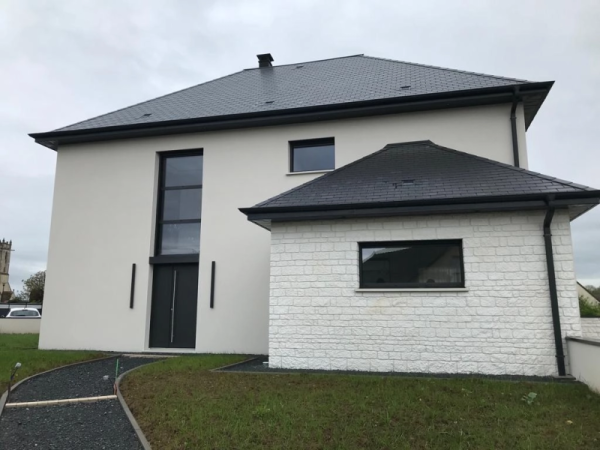 Installation de menuiseries extérieures pour un projet de construction par l’agence de Fleury sur Orne - Caen - Calvados