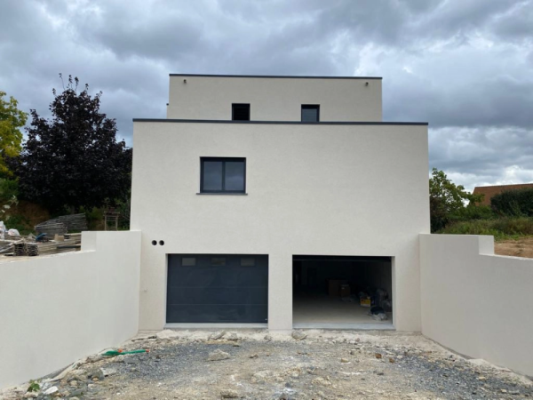 Installation de menuiseries extérieures sur une maison neuve en Normandie