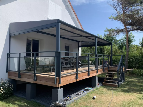 Mise en place d'un garde corps vitré pour une terrasse sur pilotis à Ouistreham