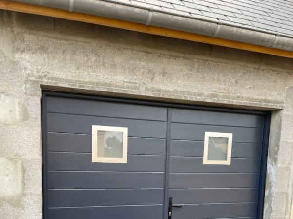 Mise en place d’une porte battante de garage en Normandie. - Caen - Calvados
