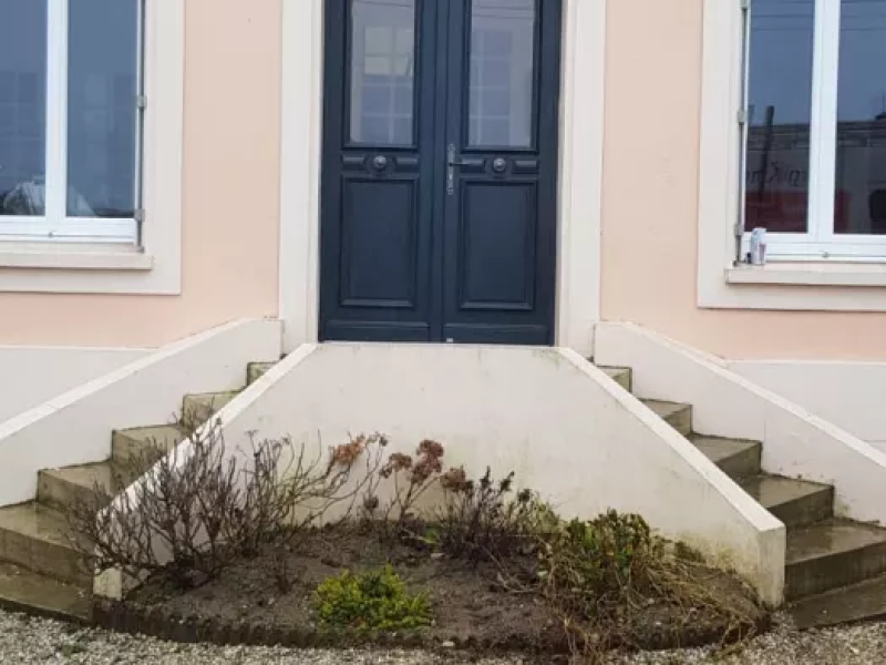 Porte d'entrée en bois traditionnelle sur mesure à Ouistreham