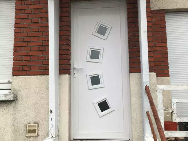 Porte d'entrée en PVC blanc contemporaine au Havre - Caen - Calvados