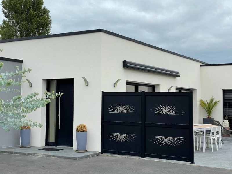 Pose d’un pare vent décoratif SORAN by Kostum par l’agence de Caen