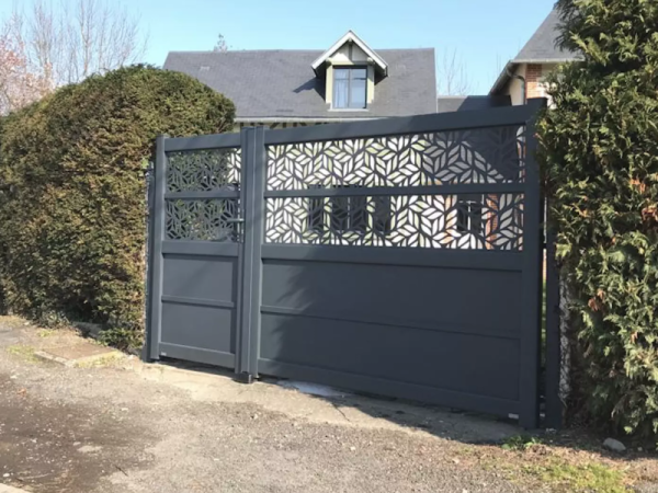 Pose d’un portail avec portillon intégré en Normandie ! - Caen - Calvados