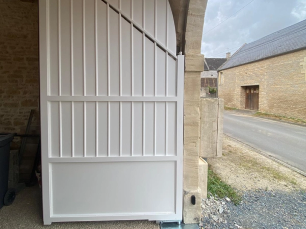 Pose d’un portail Kostum sur la côte de Nacre - Caen - Calvados