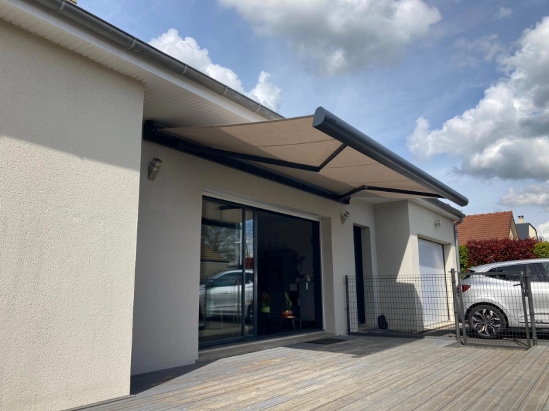 Pose d’un store banne B 38 Prestige avec Lambrequin à Honfleur