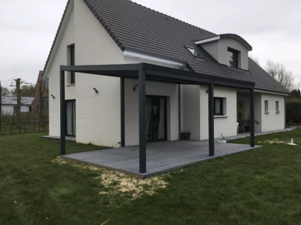 Pose d'une pergola aluminium avec store brise vent à Deauville
