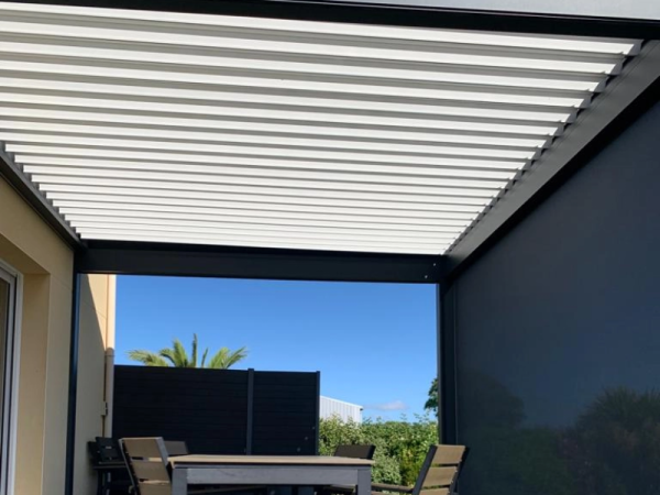 Pose d’une pergola B150 avec Screen By Brustor, par l’agence de Saint-Lô.