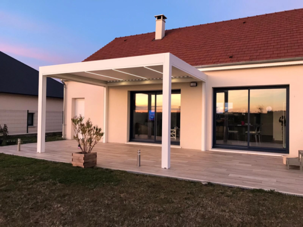 Pose d’une pergola B200 XL by Brustor sur le secteur de Caen