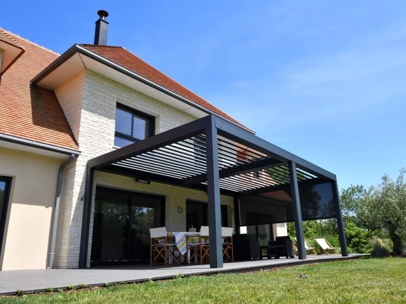 Pose d'une pergola bioclimatique en aluminium à Saint Lô - Saint-Lô - Manche