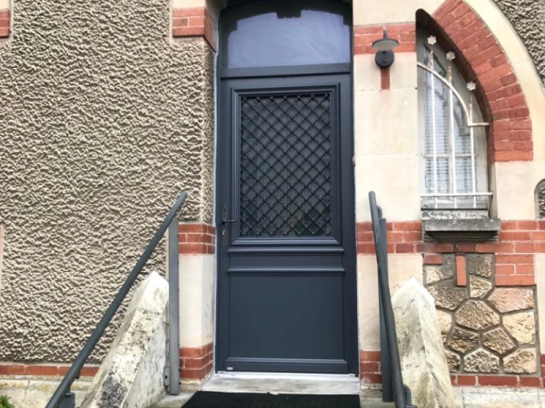 Pose d’une porte d’entrée Bel’M en bois dans le secteur de Caen