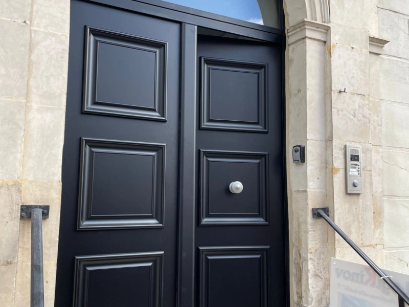 Pose d’une porte d’entrée double vantaux - Calvados