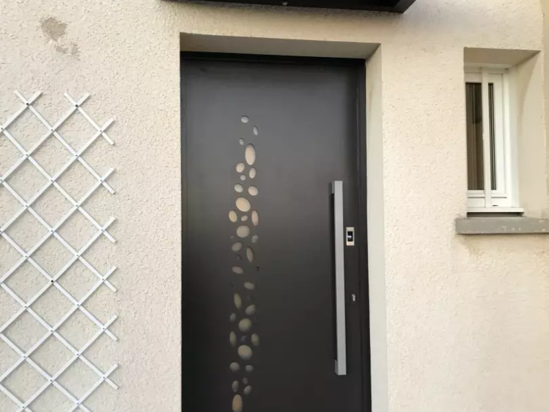 Pose d'une porte d'entrée en aluminium à Port-en-Bessin-Huppain