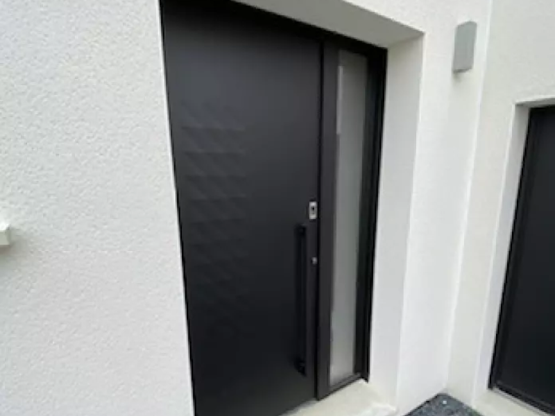 Pose d'une porte d'entrée en aluminium avec empreinte digitale à Caen
