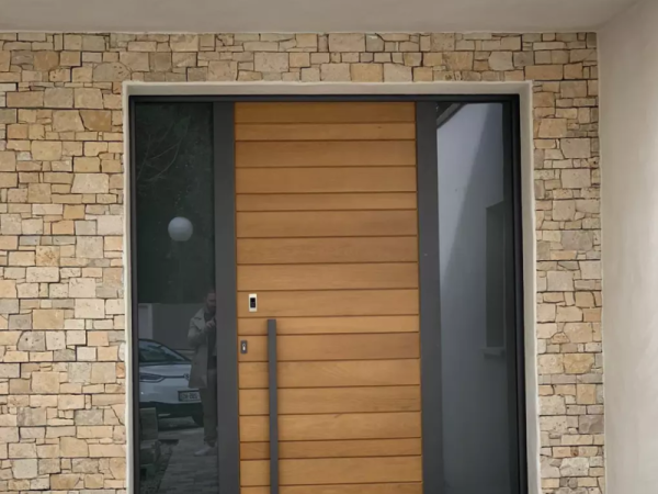 Pose d'une porte d'entrée en bois et aluminium à Rouen