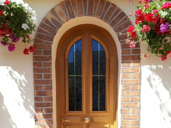Pose d'une porte d’entrée en bois réalisée en Normandie - Saint-Lô - Manche