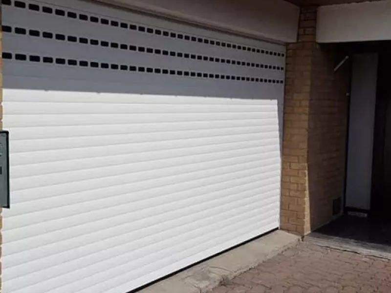 Pose d'une porte de garage enroulable dans le Calvados