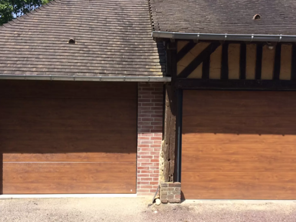 Pose d'une porte de garage ton bois à Lisieux