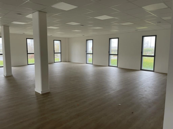 Pose de 100 fenêtres et portes fenêtres pour un bâtiment professionnel près de Caen - Calvados