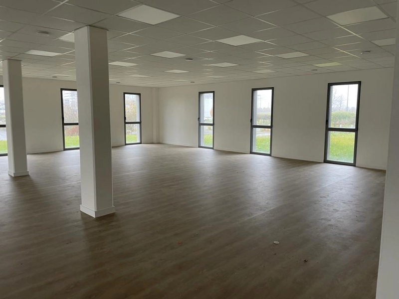 Pose de 100 fenêtres et portes fenêtres pour un bâtiment professionnel près de Caen - Calvados